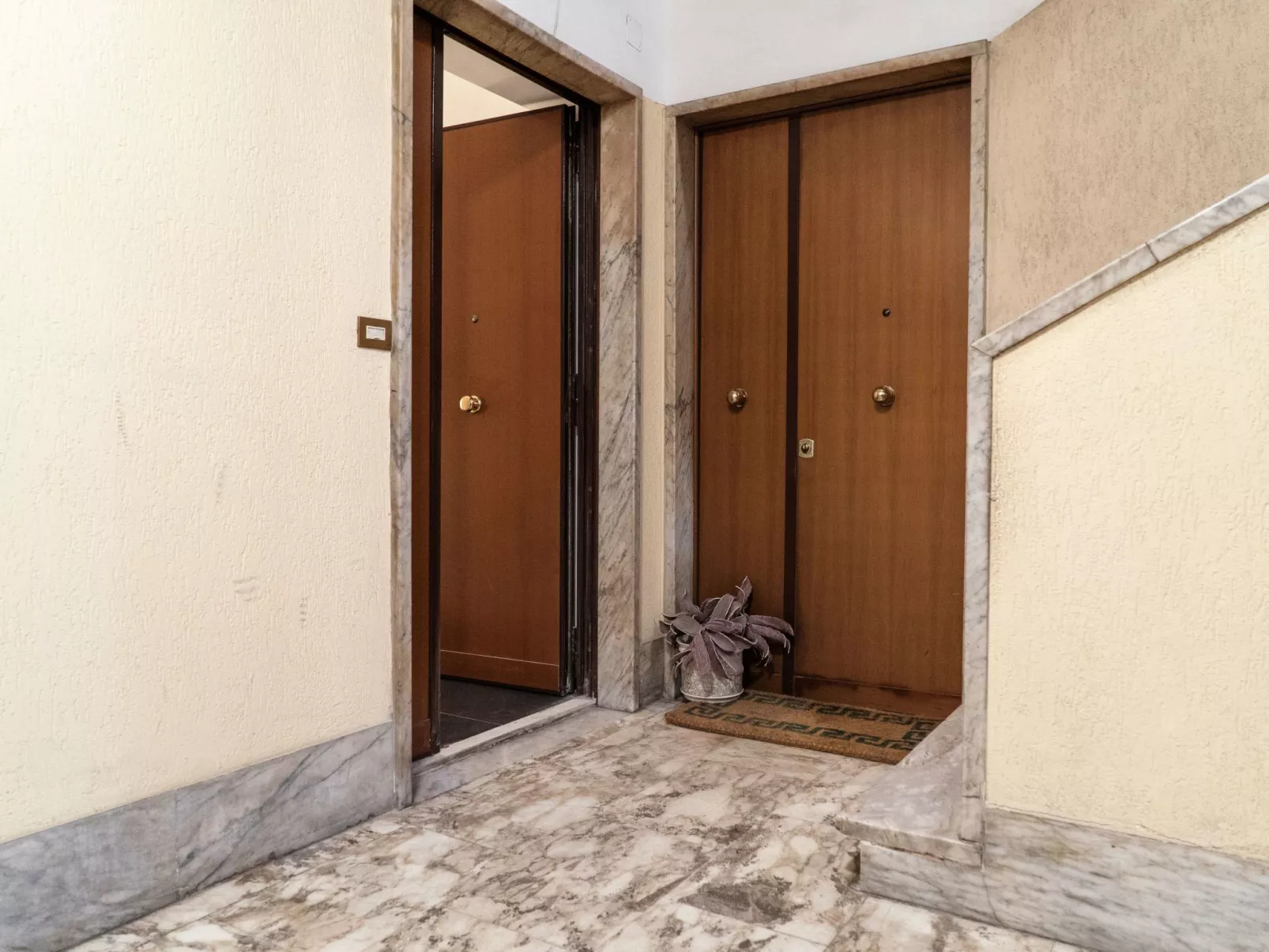 Wohnung 'Danke Vatikan'-Binnen