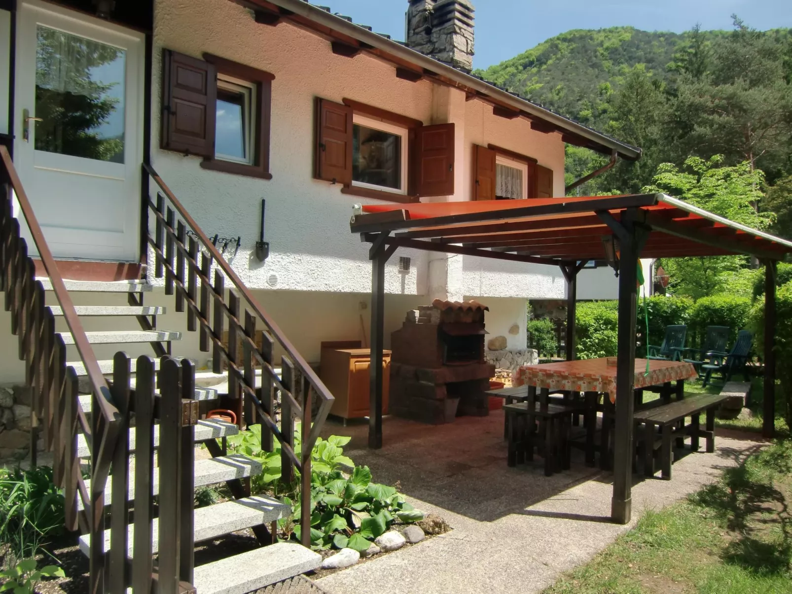 Freistehendes Haus mit eingezäuntem Privatgarten-Image-tags.info