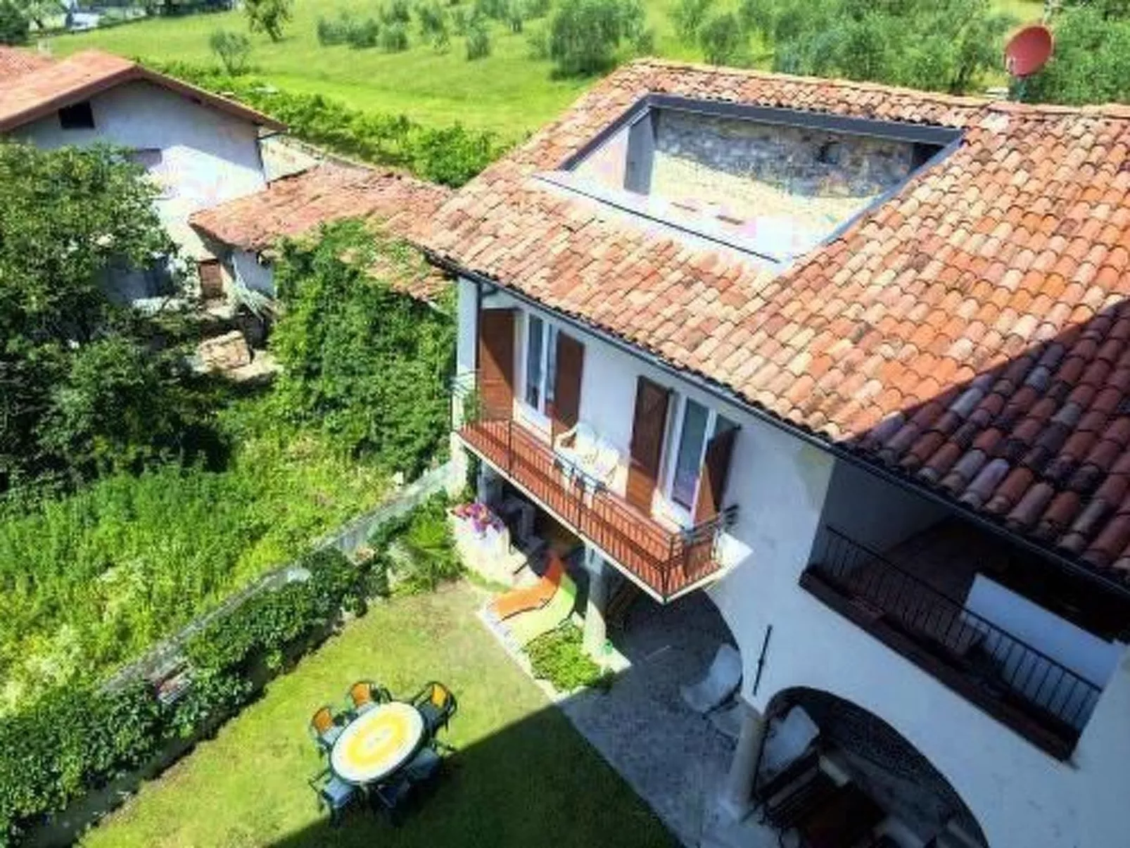 Historisches Haus mit Seeblick-Buiten
