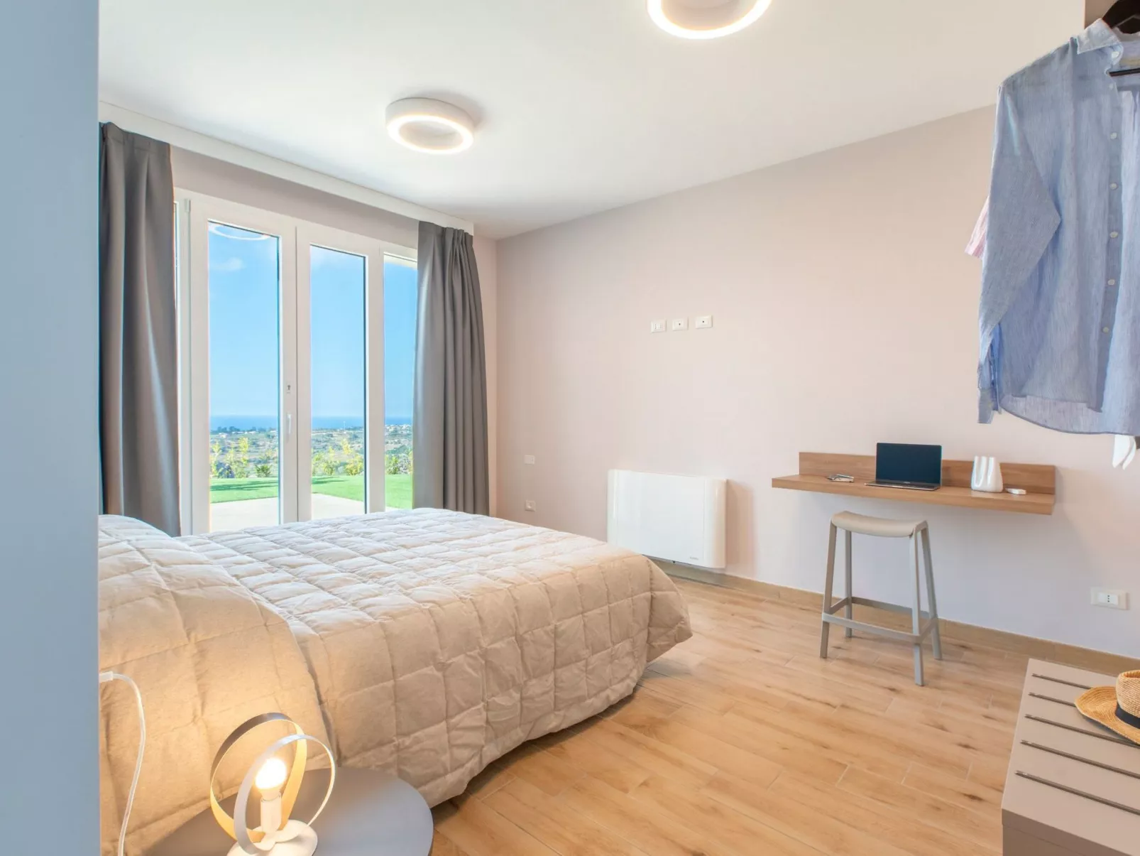 Villa mit Panoramablick auf das Meer, umgeben von der Natur-Binnen