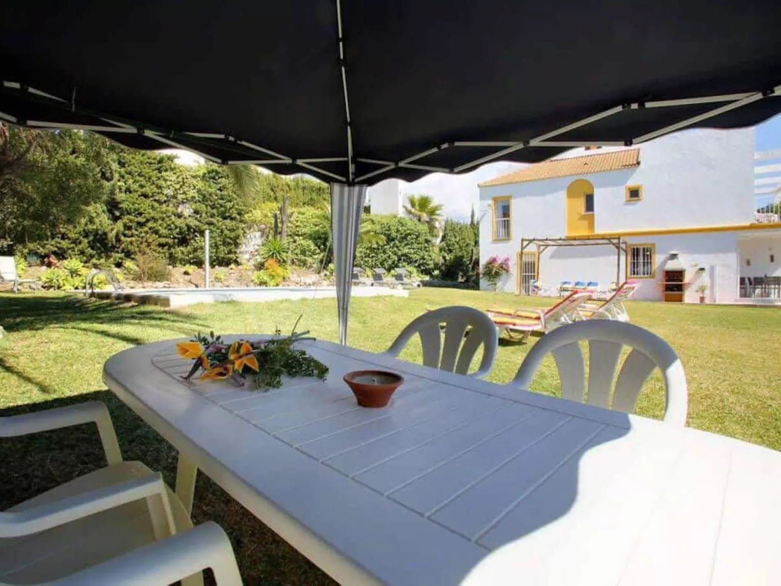 Schöne Villa, großer Pool und Garten-Buiten