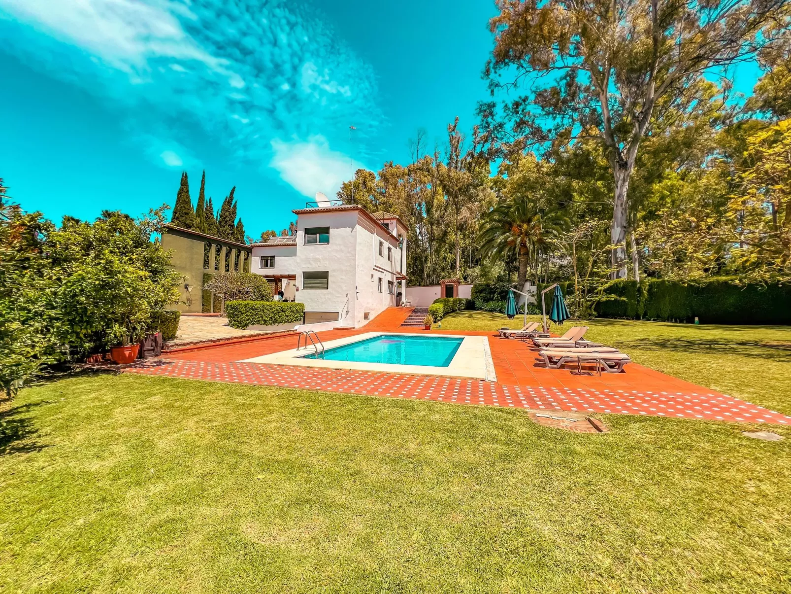 Villa für 12 Pers. mit Grill und privatem Schwimmbad-Buiten