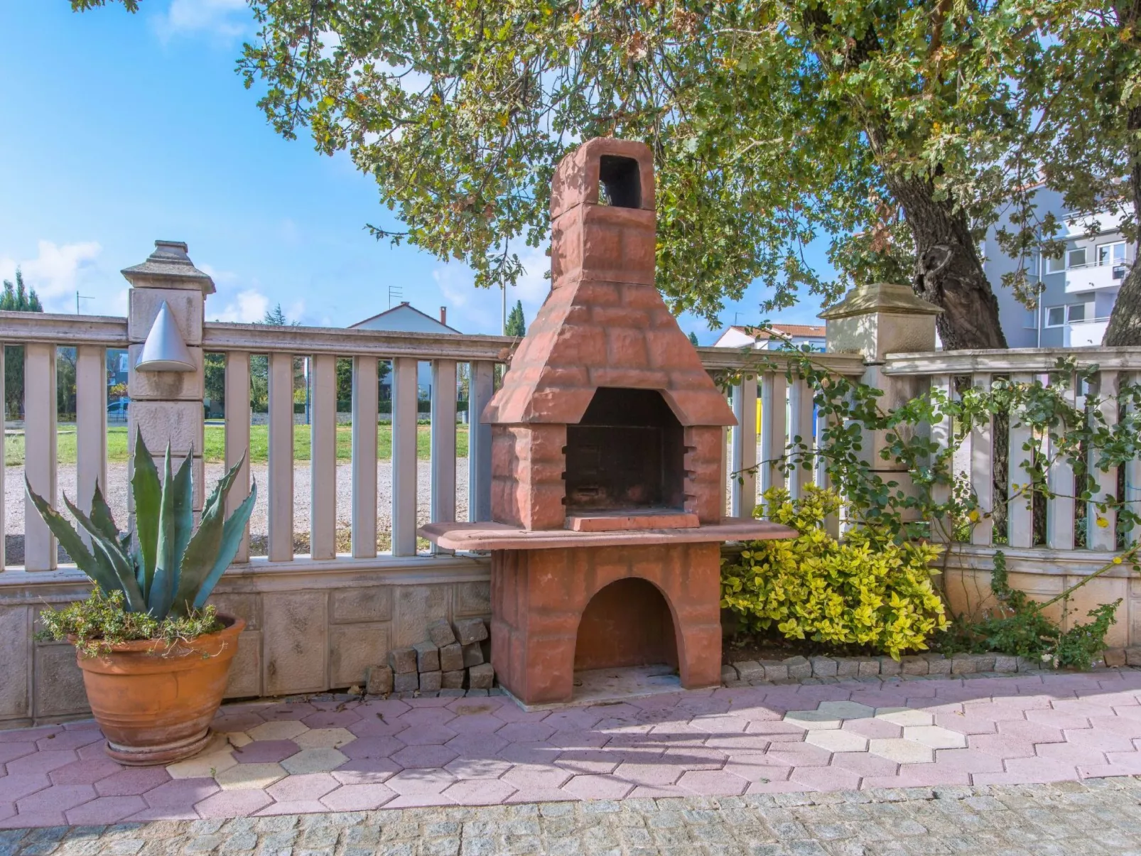 In Medulin mit Garten, Terrasse und Grill-Buiten