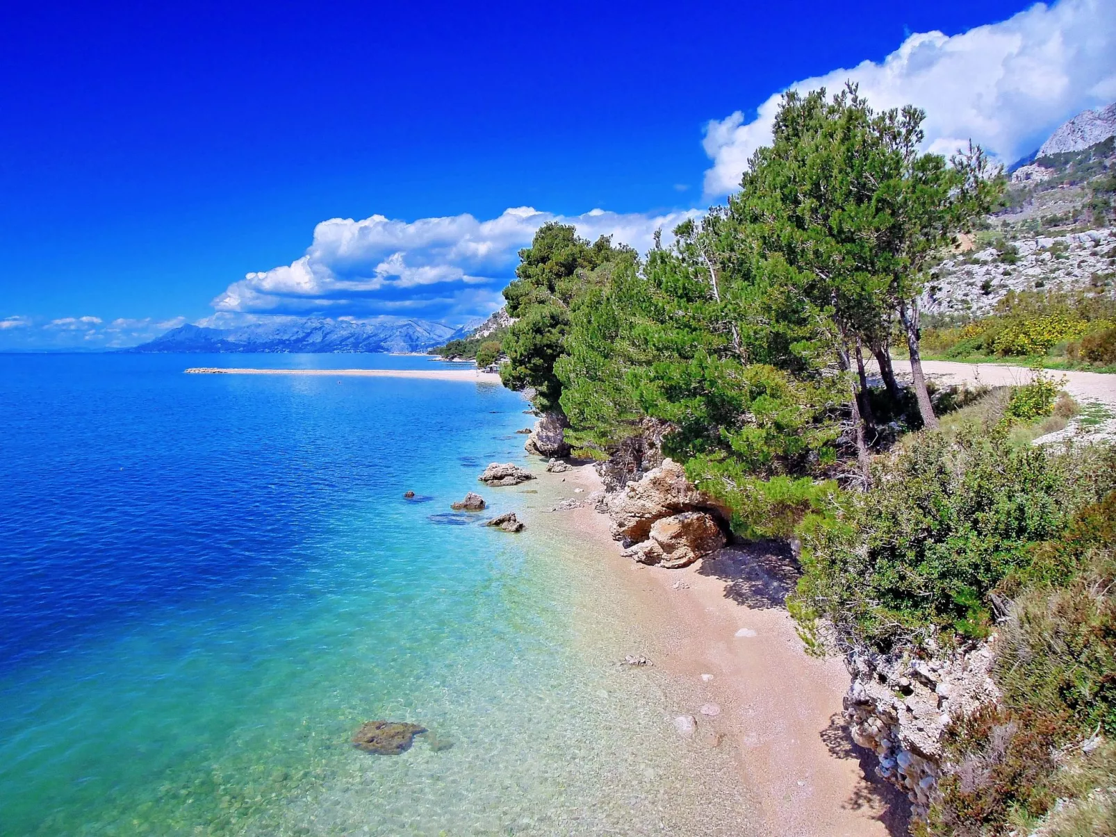 Villa mit beheiztem Pool und fünf Schlafzimmer-Buiten