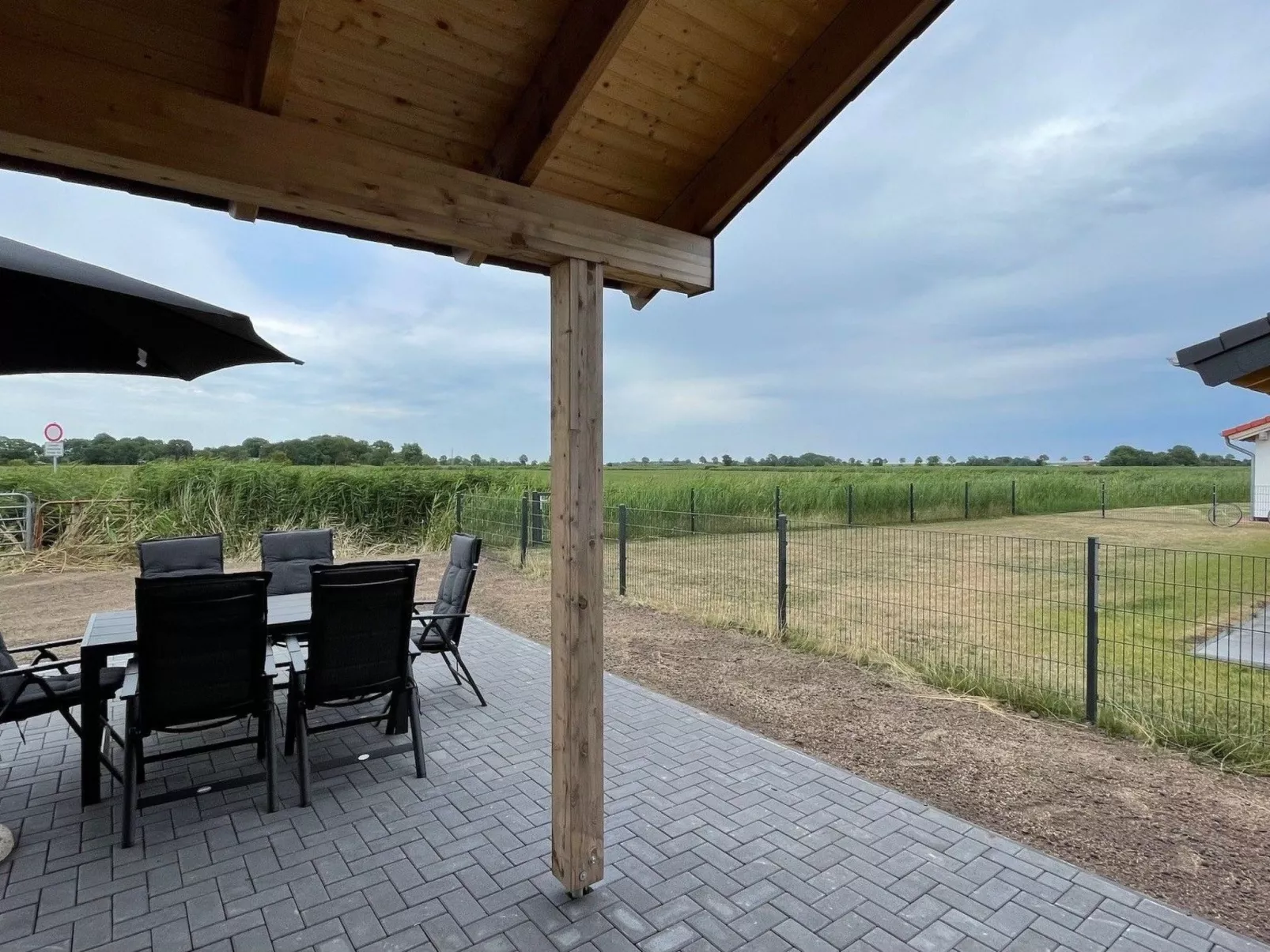 G1 Eingezäuntes Haus mit Kamin in Eckwarderhörne-Buiten