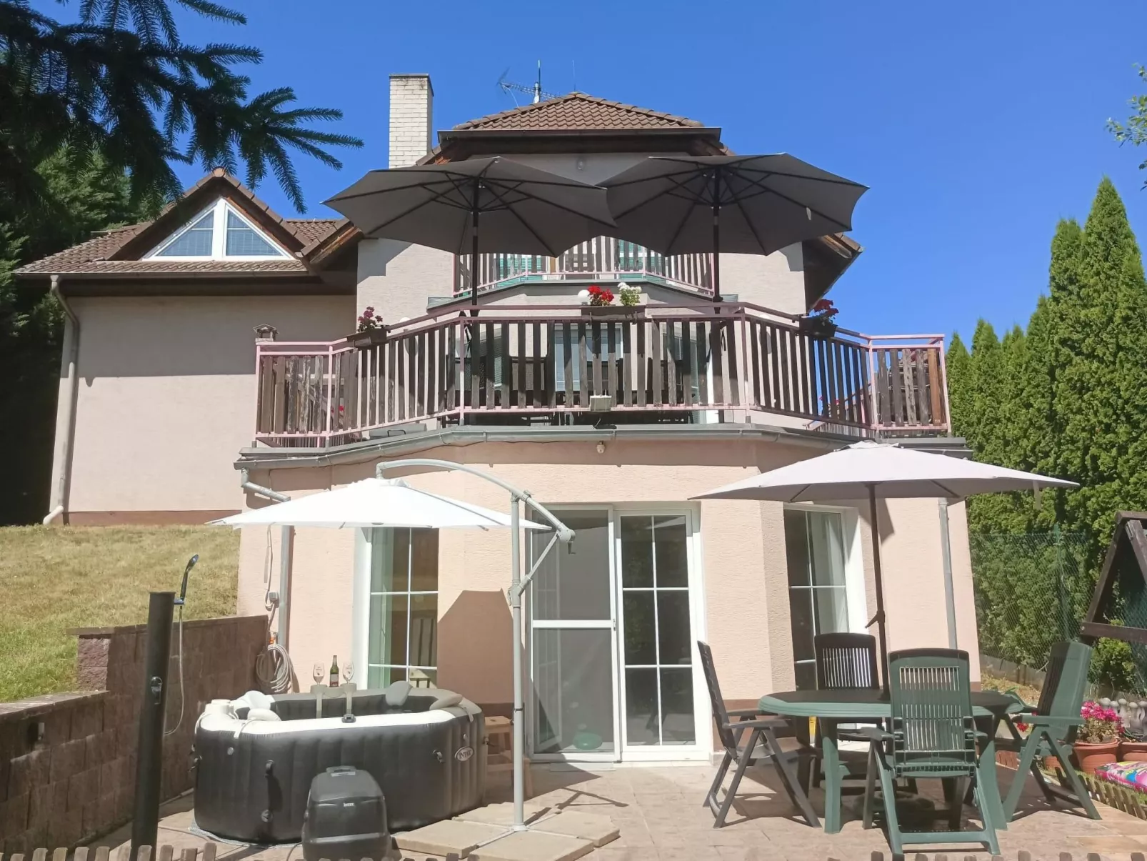 Komfortvilla in Prag, Hallenbad, Whirlpool, Sauna-Buiten