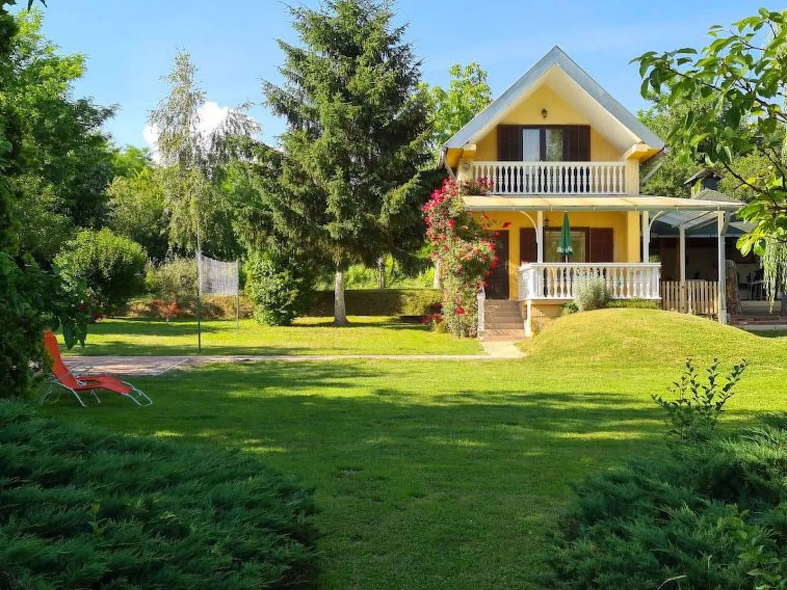 Hütte mit Garten, Grill und Terrasse-Buiten