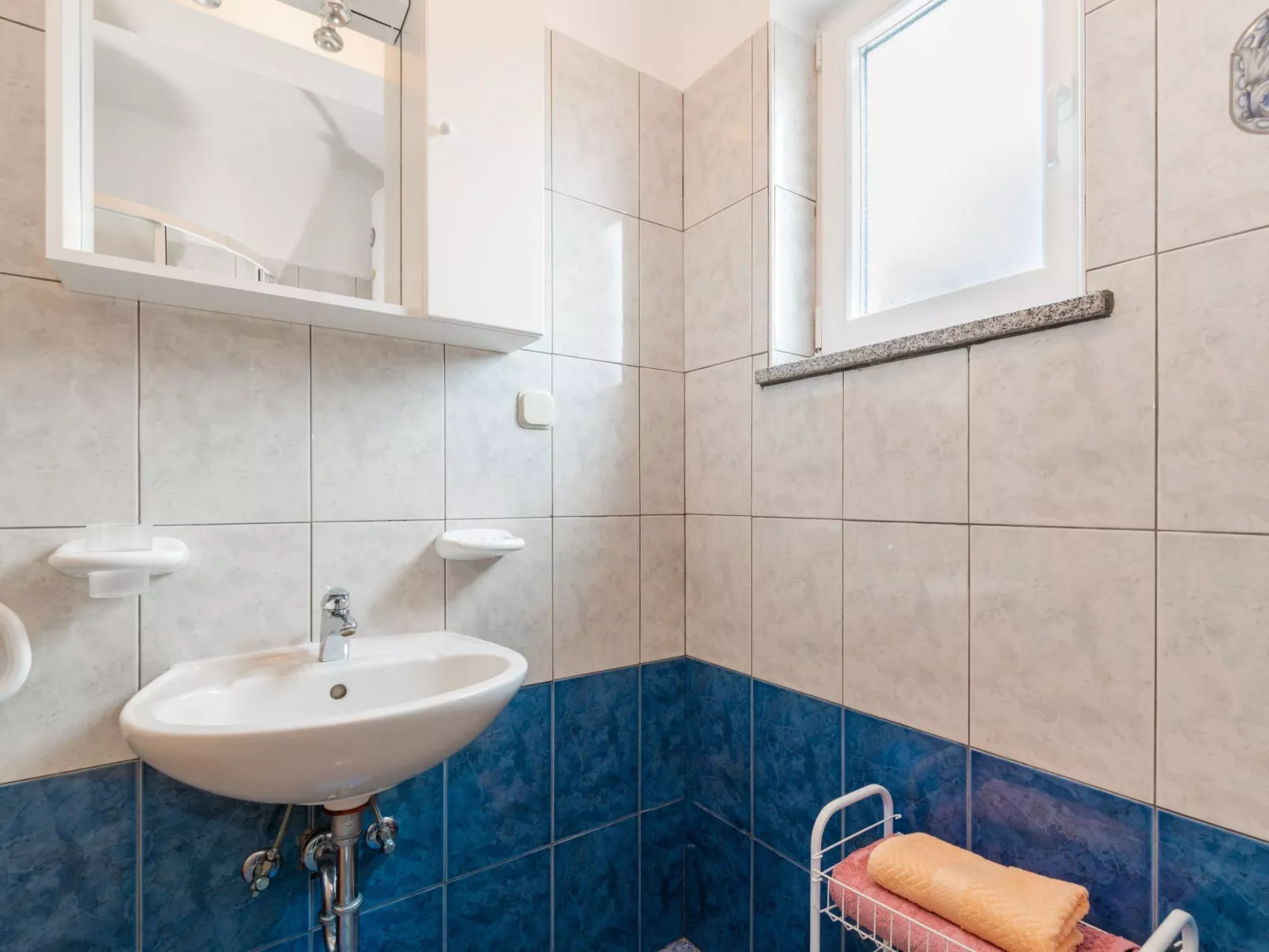 Am Südhang gelegen mit Meerblick-Binnen