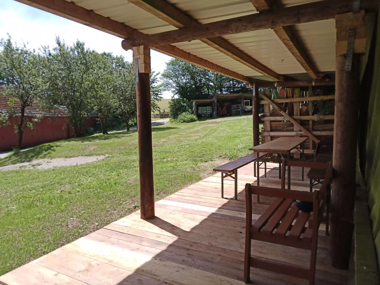 Appartement mit Balkon-Buiten