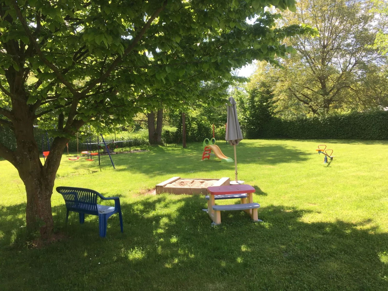 Haus mit Spielwiese-Buiten