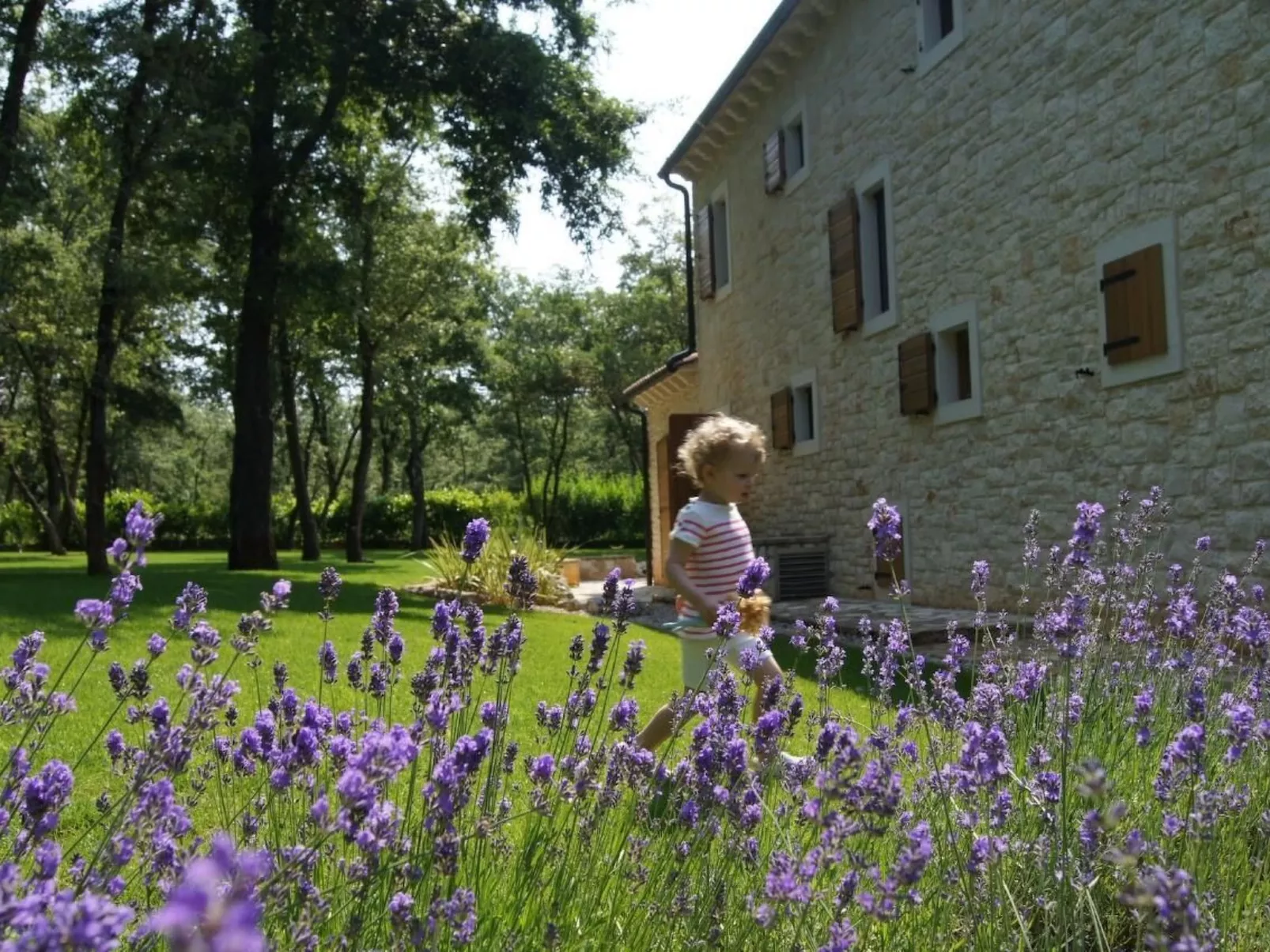 In Karigador mit Terrasse, Whirlpool und Garten-Buiten