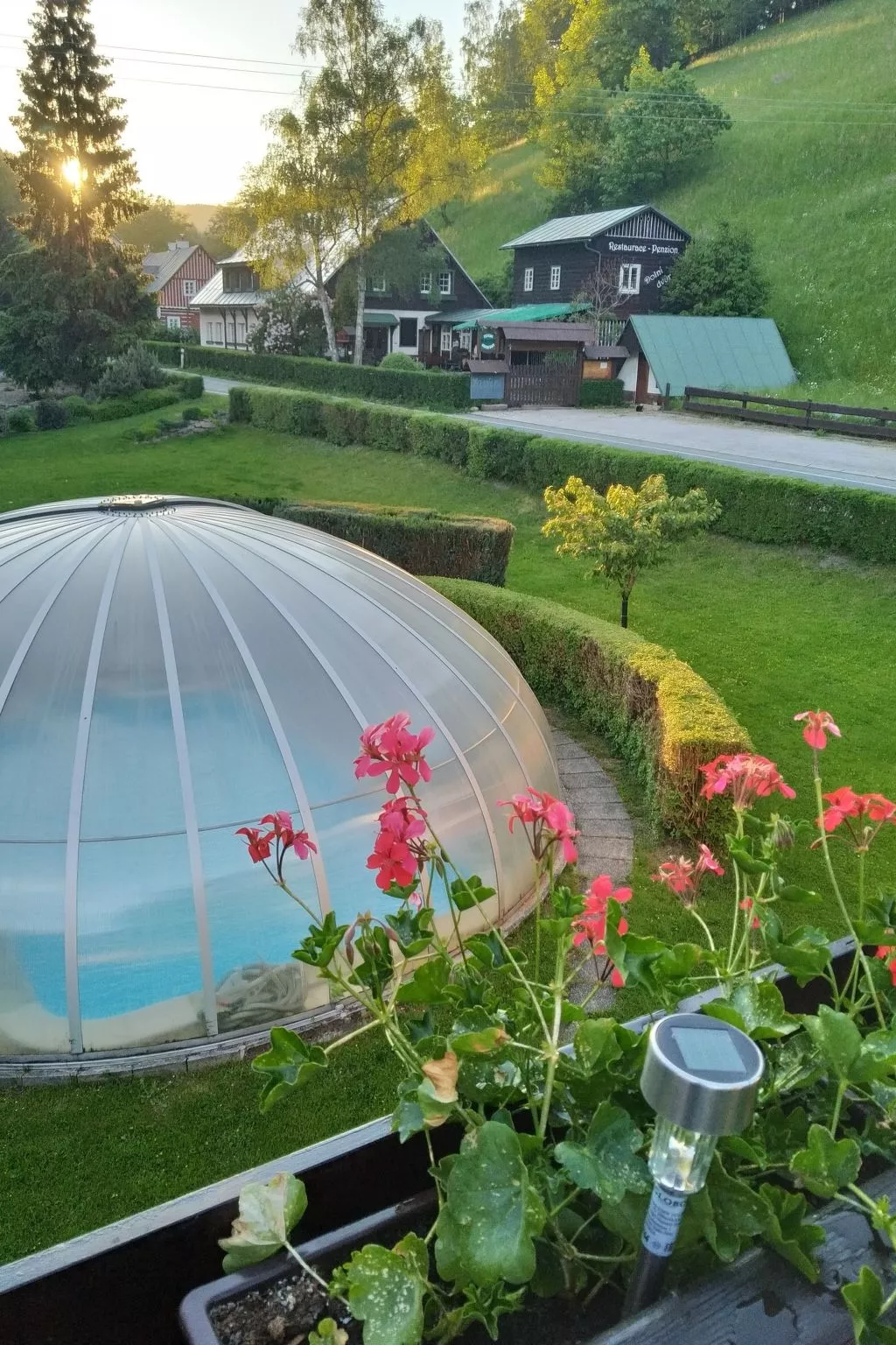 Mit solarbeheiztem Außenpool und Sauna-Buiten