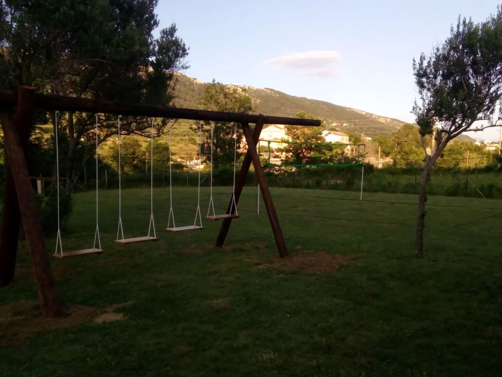 "Grüne" Wohnung mit Swimmingpool-Buiten