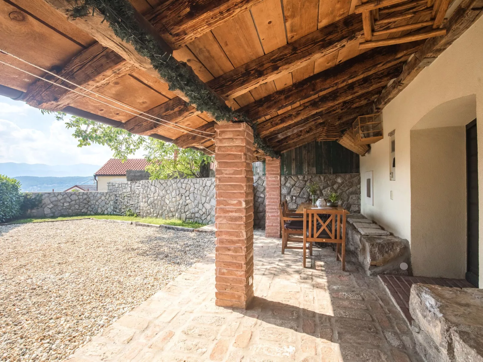 Haus mit modernem Interieur und einer alten Taverne - Buiten