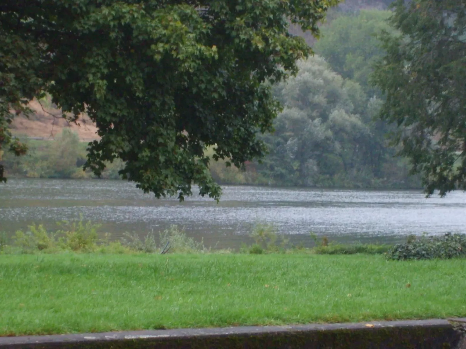 Mit Garten und Parkplatz-Buiten