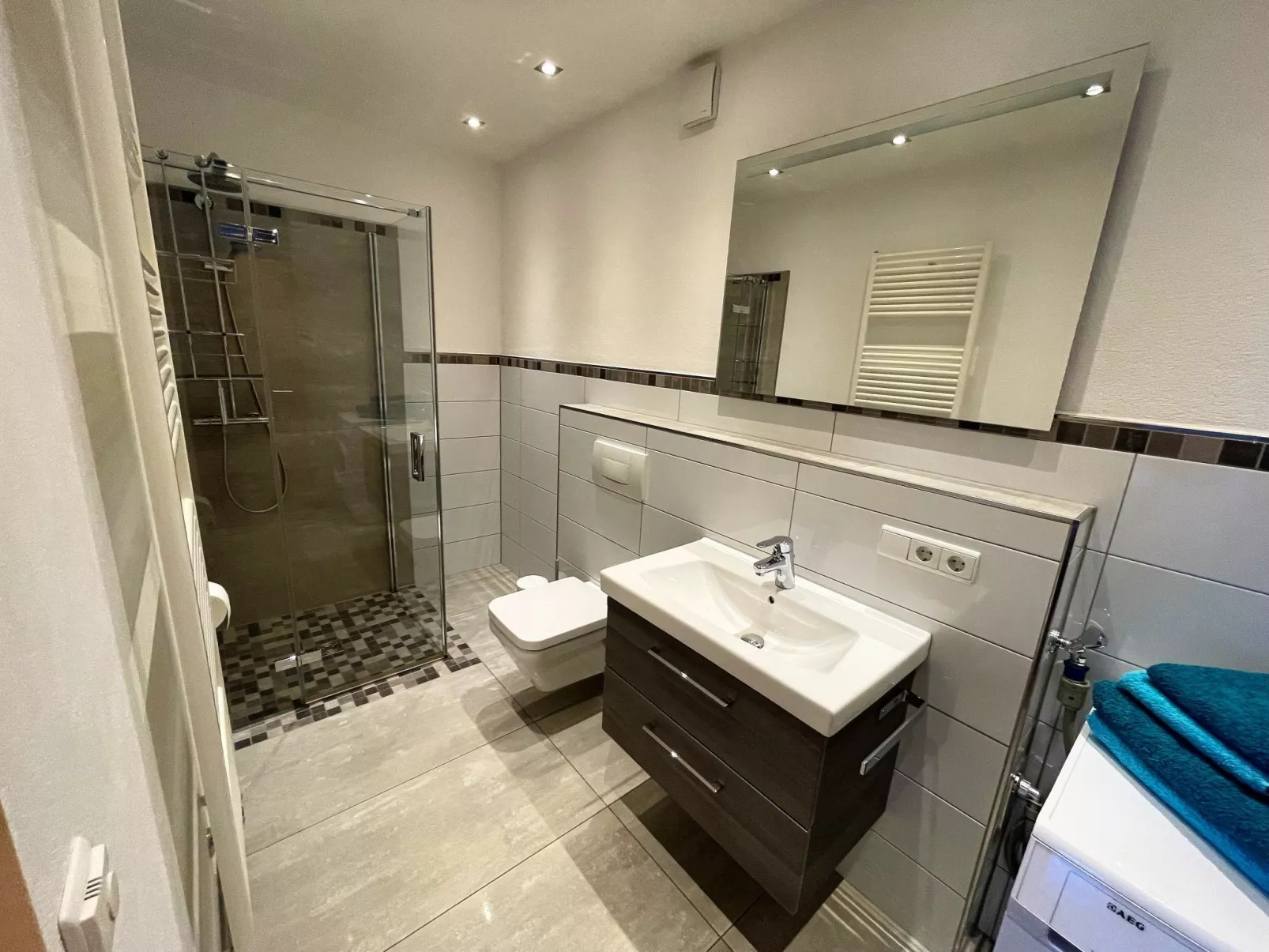 Mit Parkplatz und Terrasse-Binnen