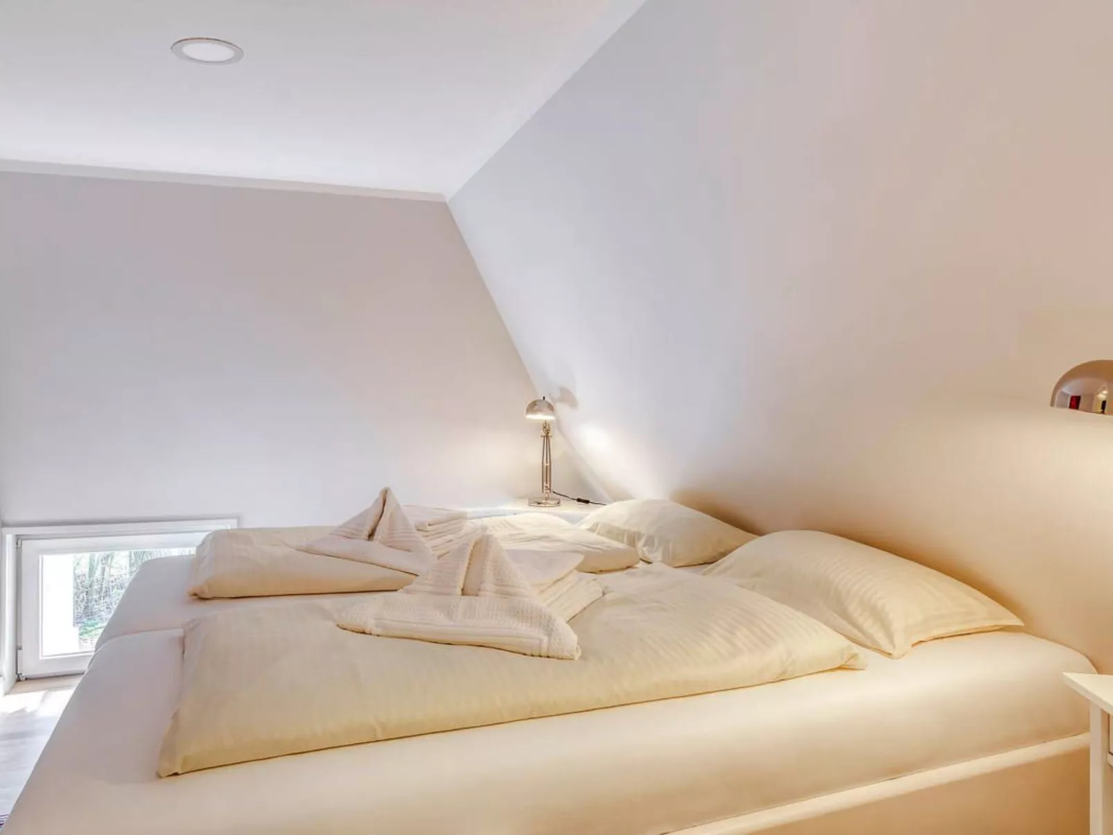 Reetdachhaus inmitten von Wiesen und Feldern-Binnen