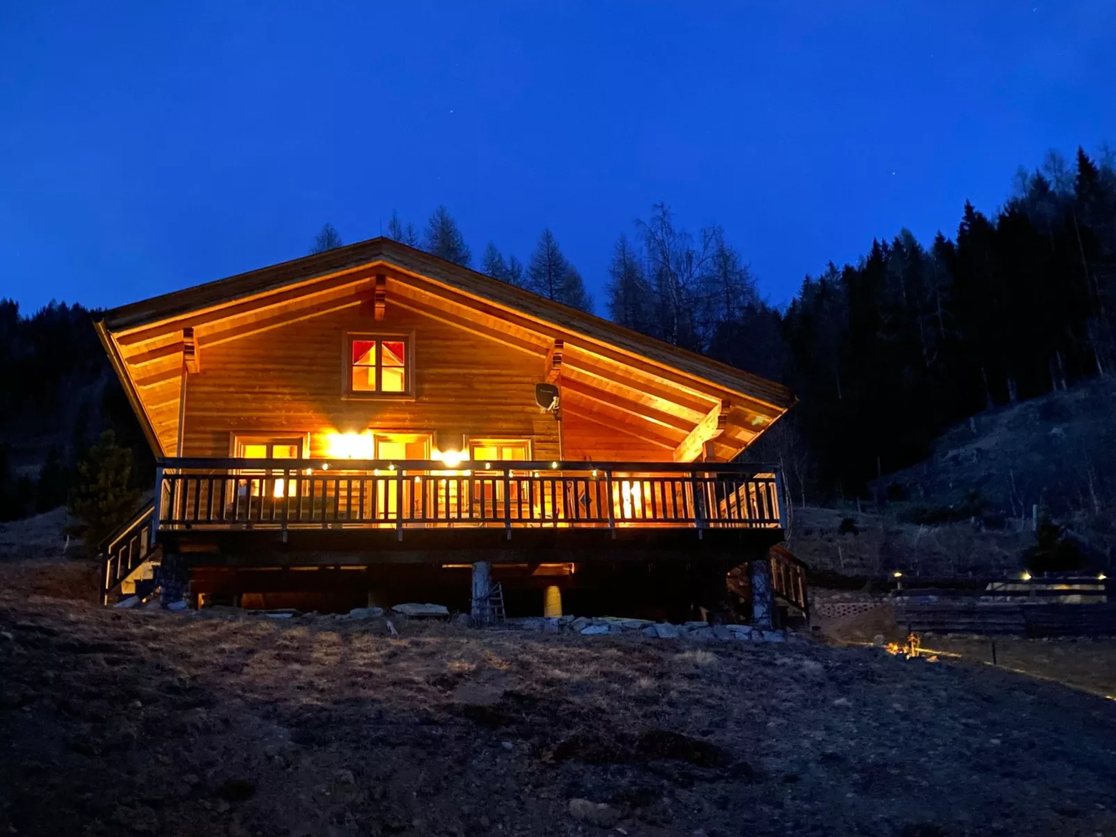 Berghütte mit Blick auf die Berge-Buiten