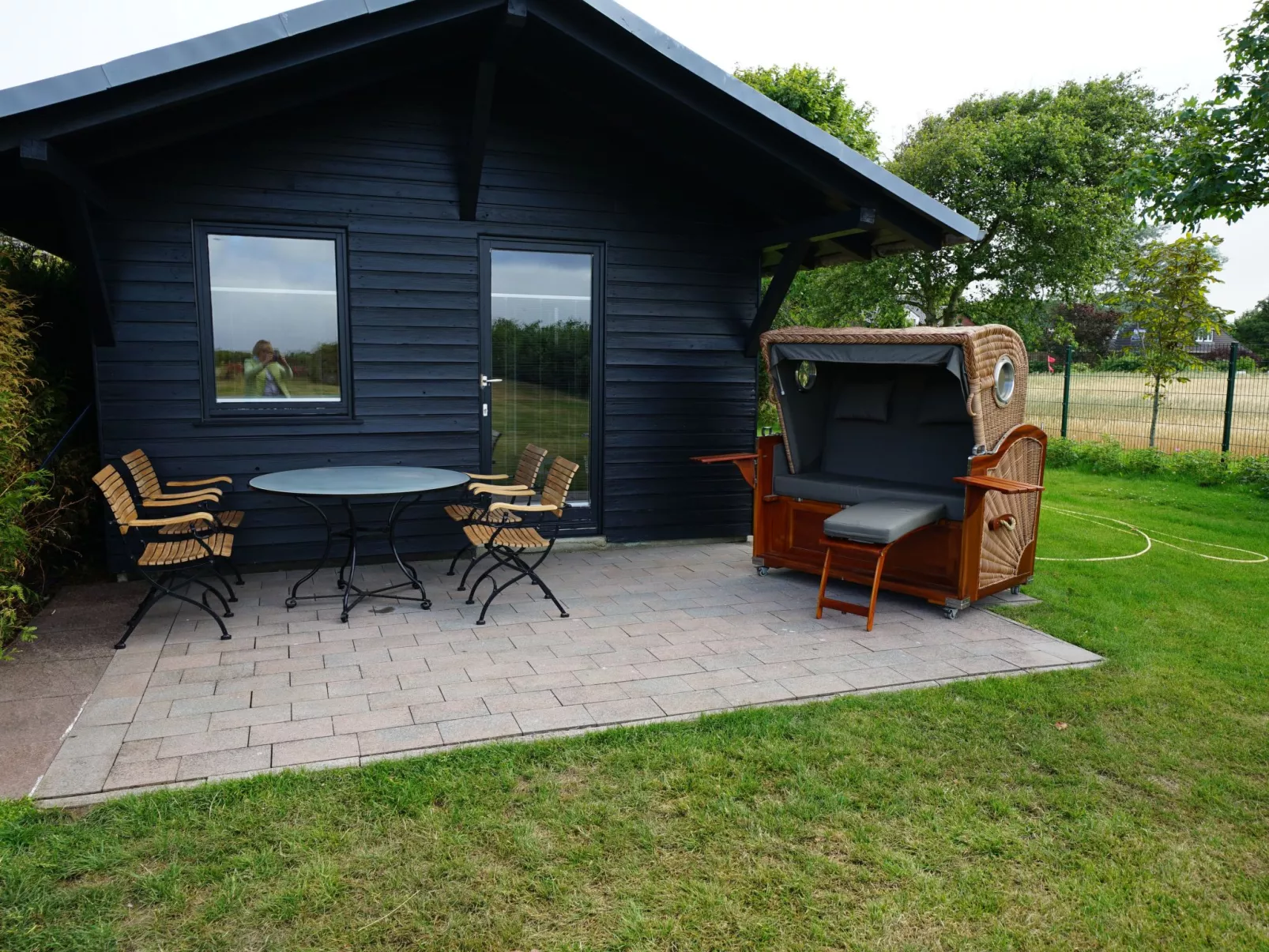 In Großmorsum mit Terrasse und Grill-Buiten