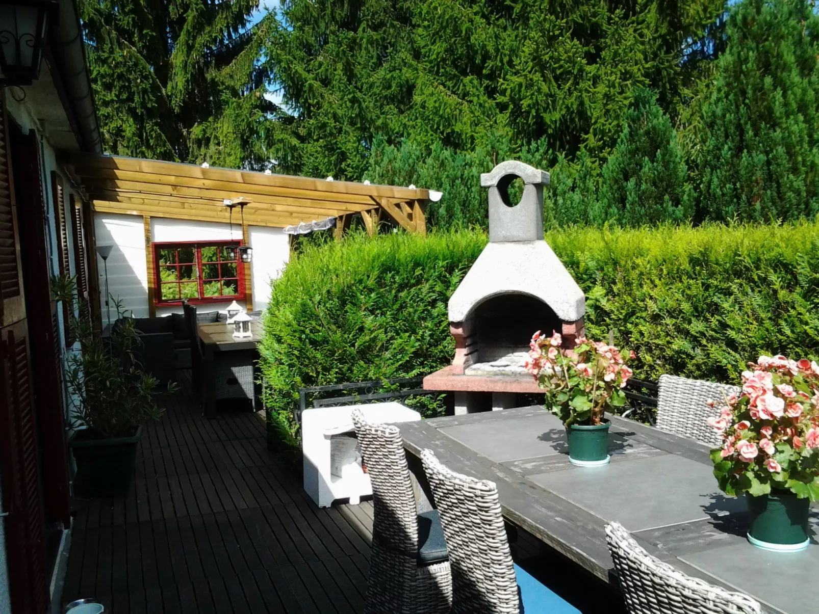 Mit Garten, Grill und Terrasse-Buiten
