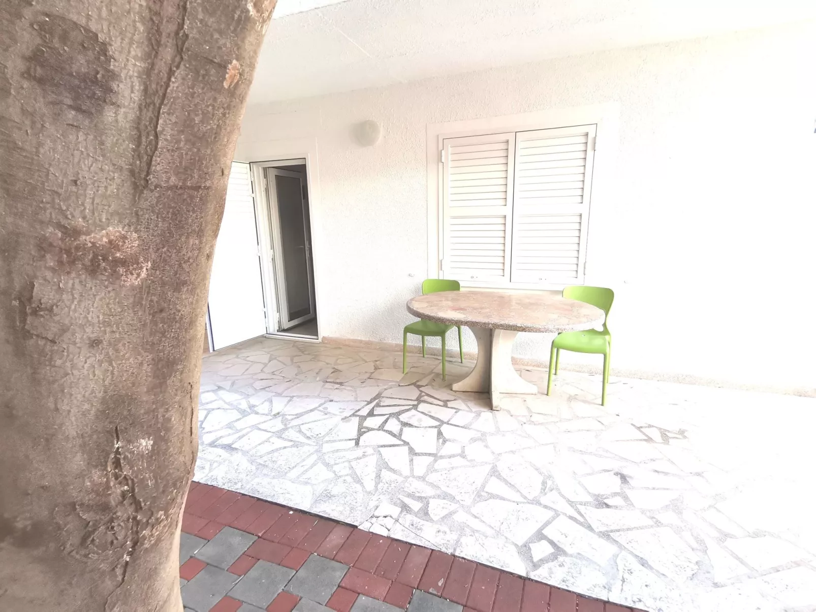 Weiße Idylle auf dem blauen Meer-Buiten