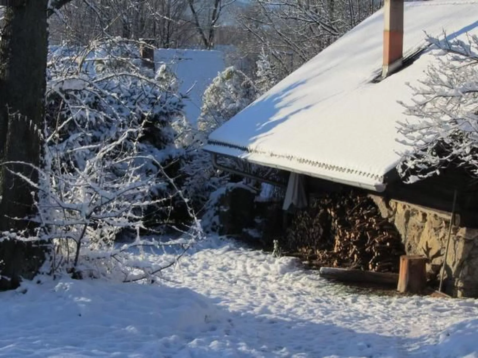 Blockhaus in Gajówka mit Kaminofen-Buiten