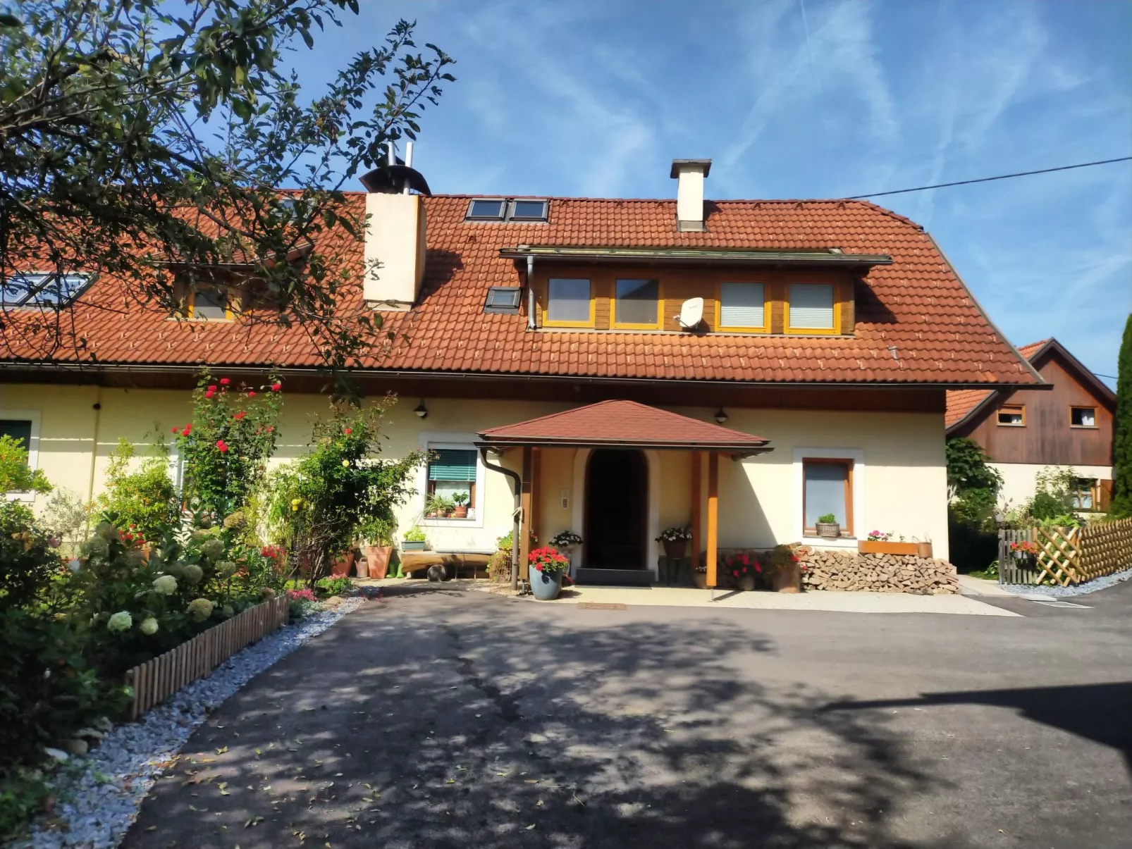Idyllische Panorama-Südwohnung in Wörtherseenähe-Buiten