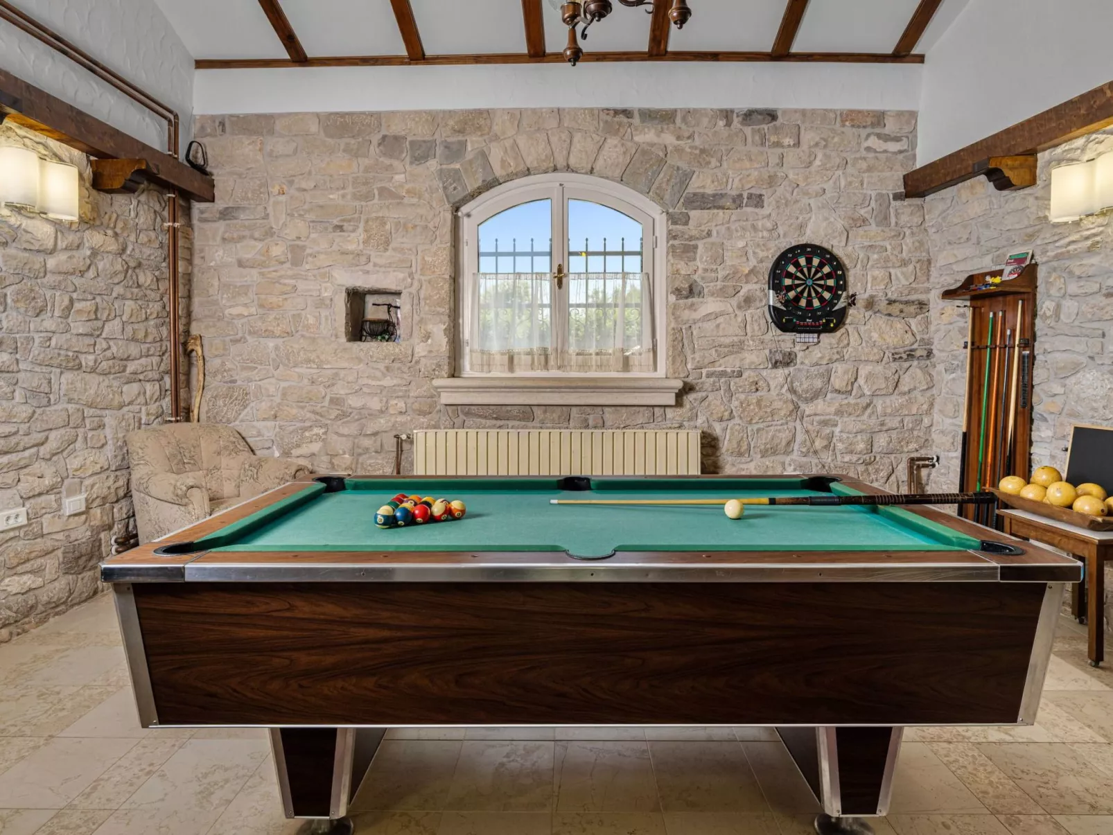 Gemütliches Ferienhaus in Ružići mit Offenem Kamin-Binnen