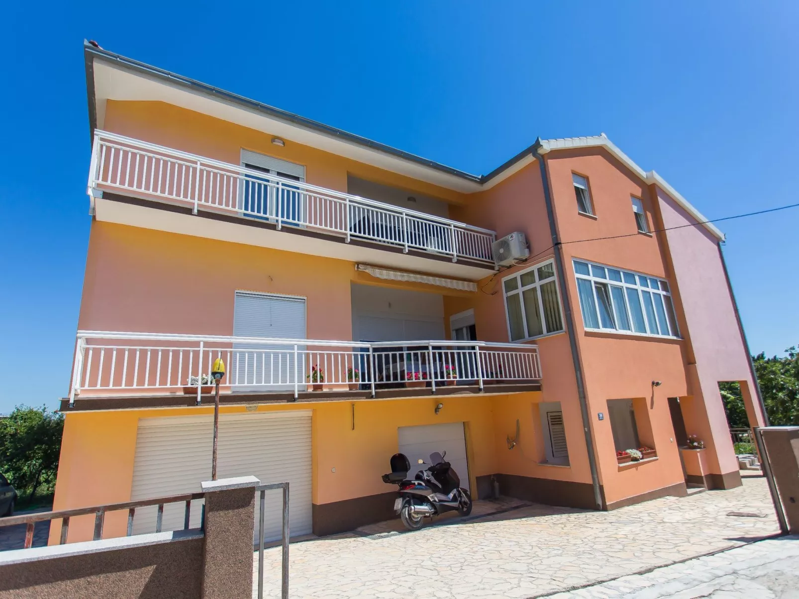 Moderne ap. 2 mit Pool und Grill in der Nähe von Split und Trogir-Buiten