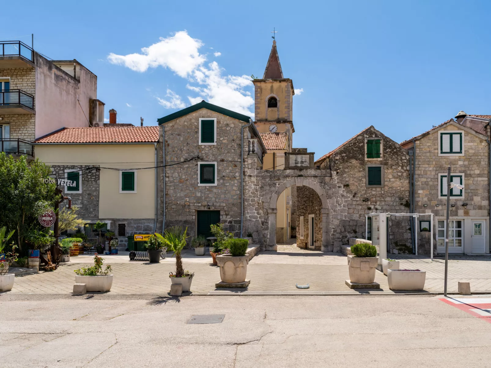 Wohnung in Pirovac mit Terrasse, Garten und Grill-Omgeving