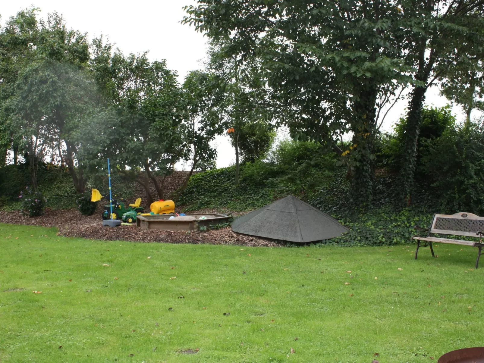 Mit kleinem Garten und Grill-Buiten