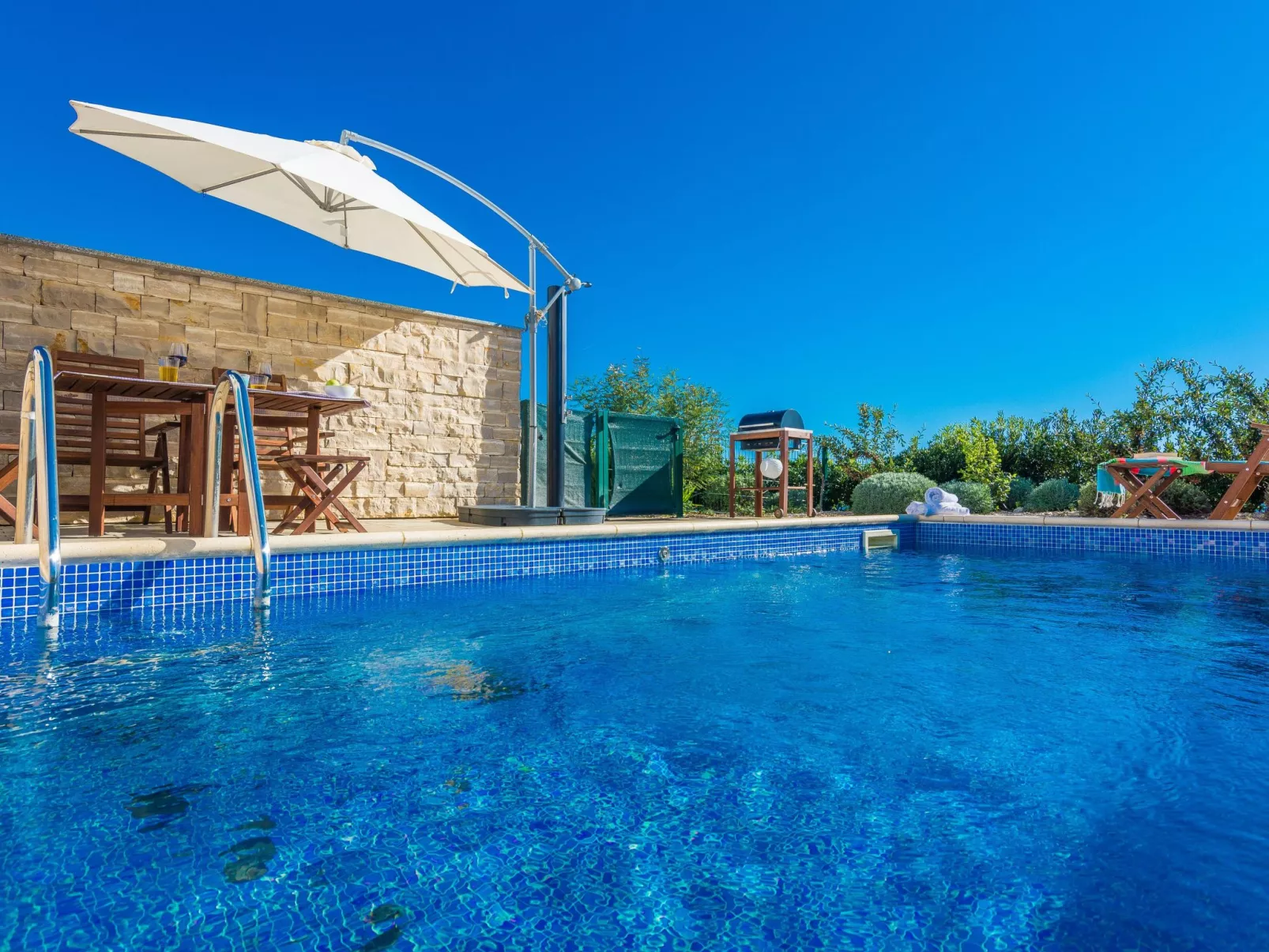 "Miri Melon" mit eigenem Pool-Buiten