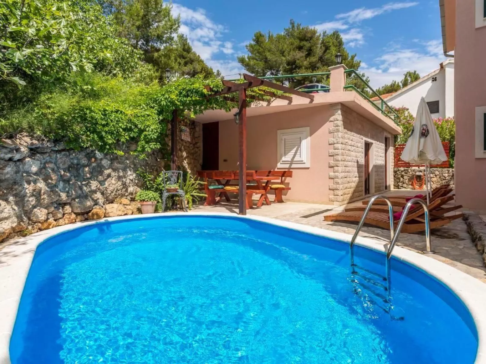 Charmantes Ferienhaus in Medići mit Privatem Pool-Buiten