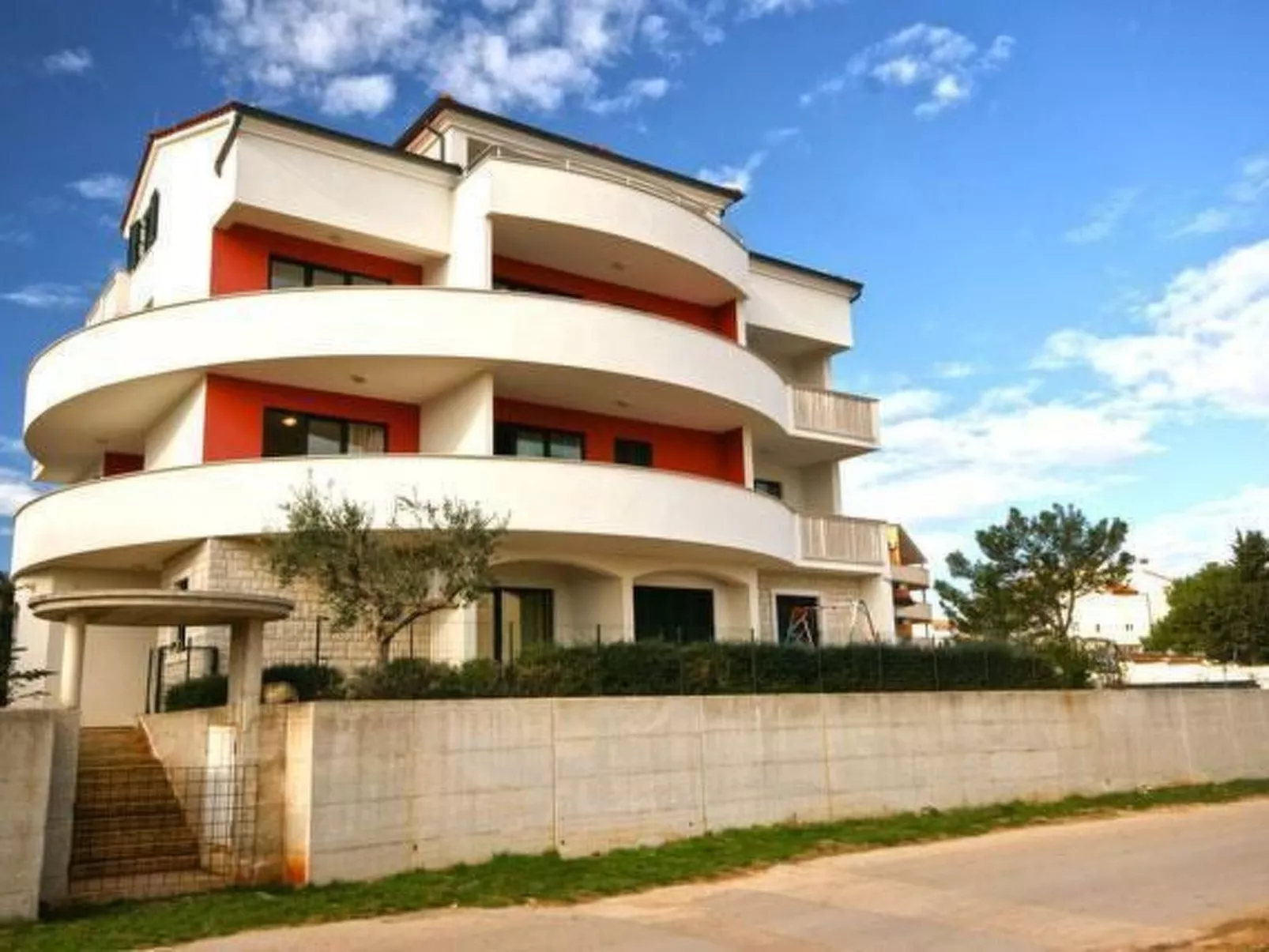 Moderne Ferienwohnung mit Balkonen mit Meerblick-Buiten