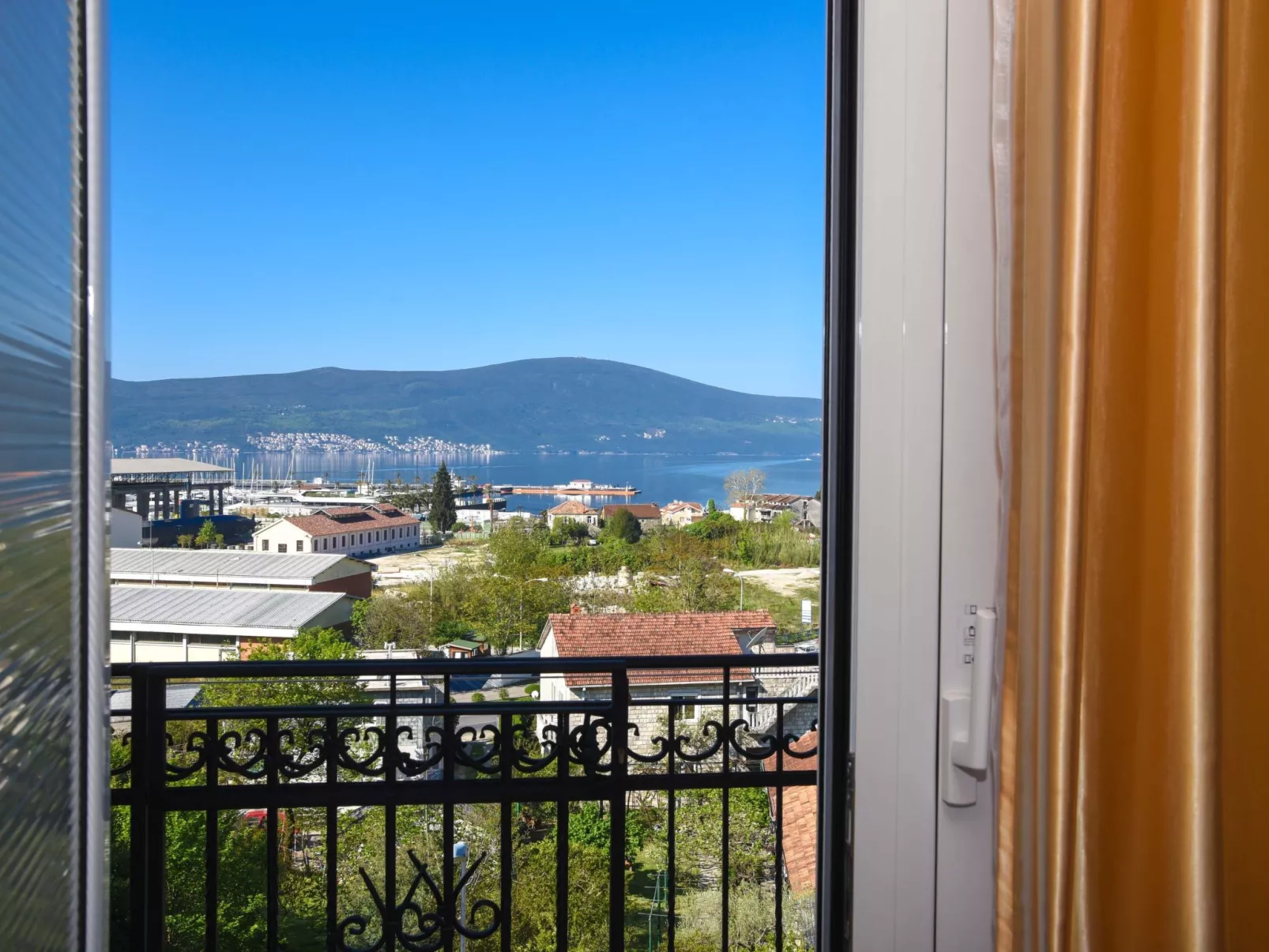 Wohnung mit Dachterrasse-Buiten
