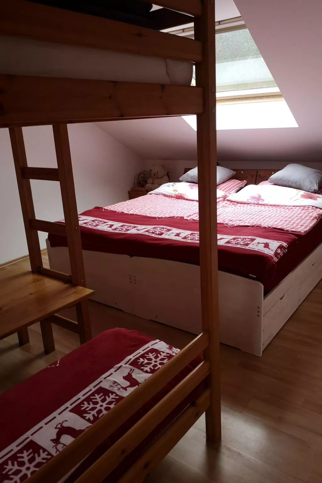 Haus Maria Hochschwarzwald, Garten umzäunt, Wald-Binnen