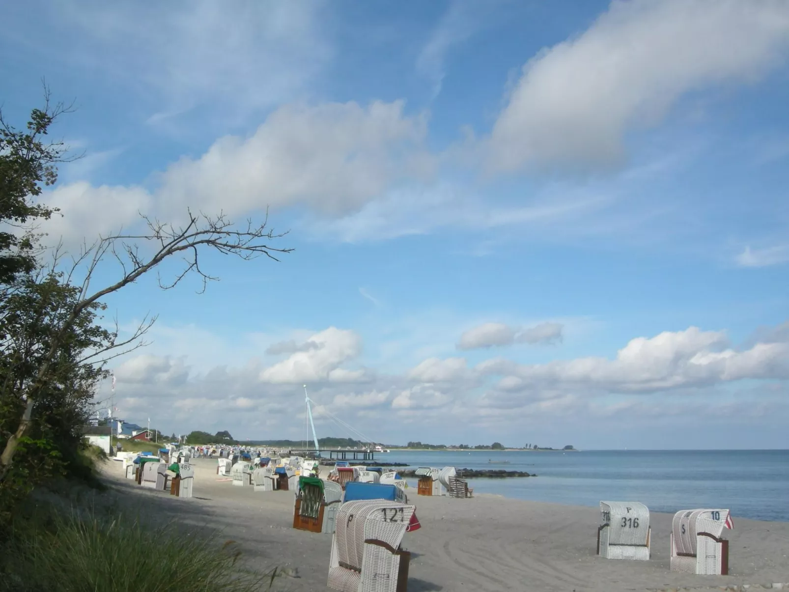 Strandnahes Studio mit kleiner Gartenterrasse-Buiten