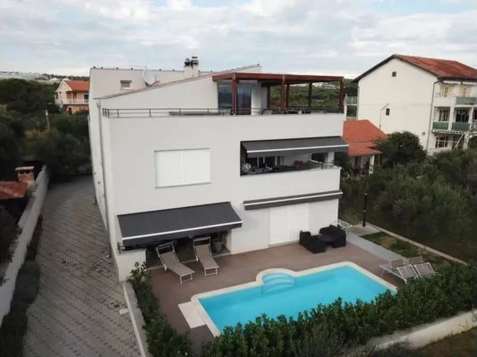 Komfortable Wohnung mit privatem Jacuzzi-Buiten