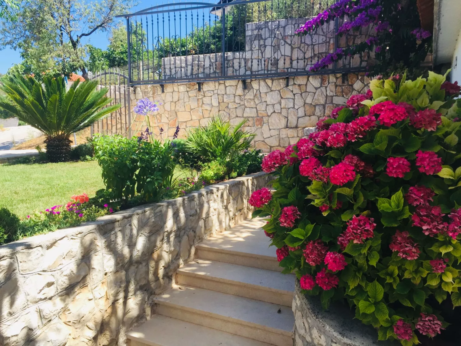Klimatisierte Ferienwohnung in Okrug Gornji mit Gepflegtem Garten und Seeblick-Buiten