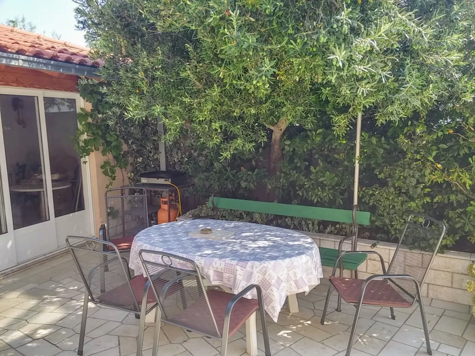 Katarina mit Garten und Grill-Buiten