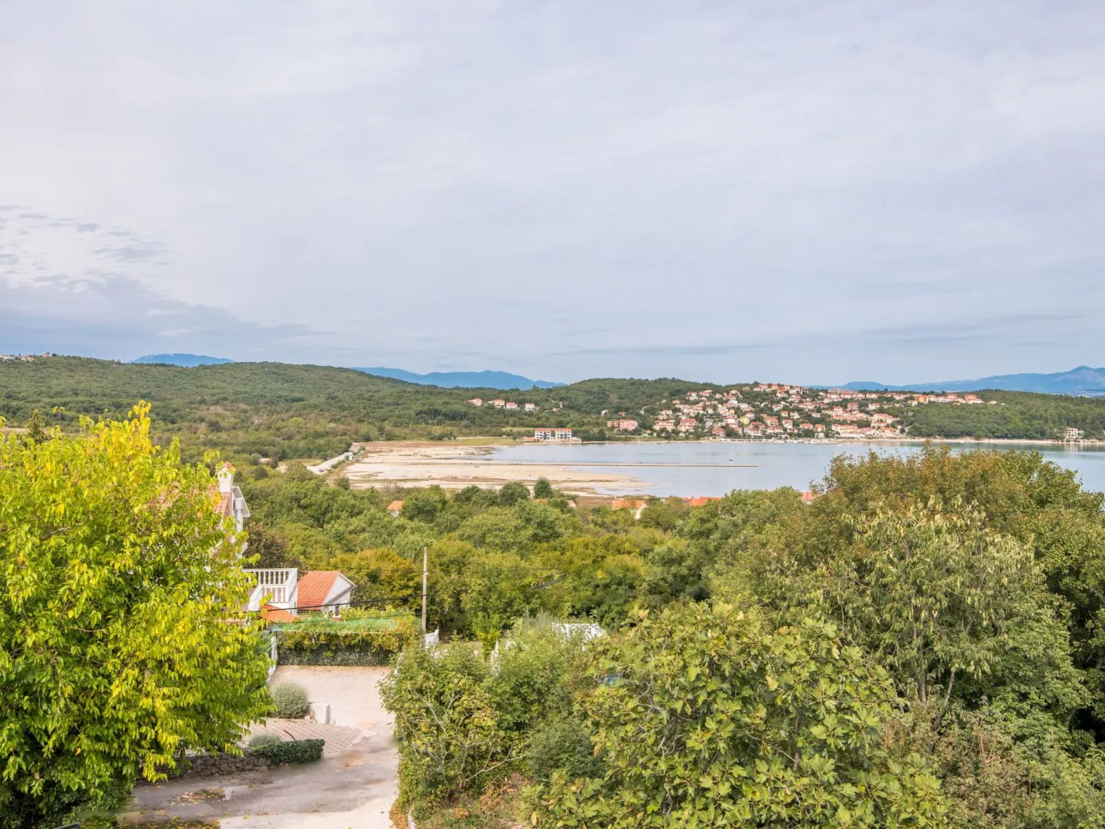 Appartement in Soline mit Großer Terrasse-Buiten
