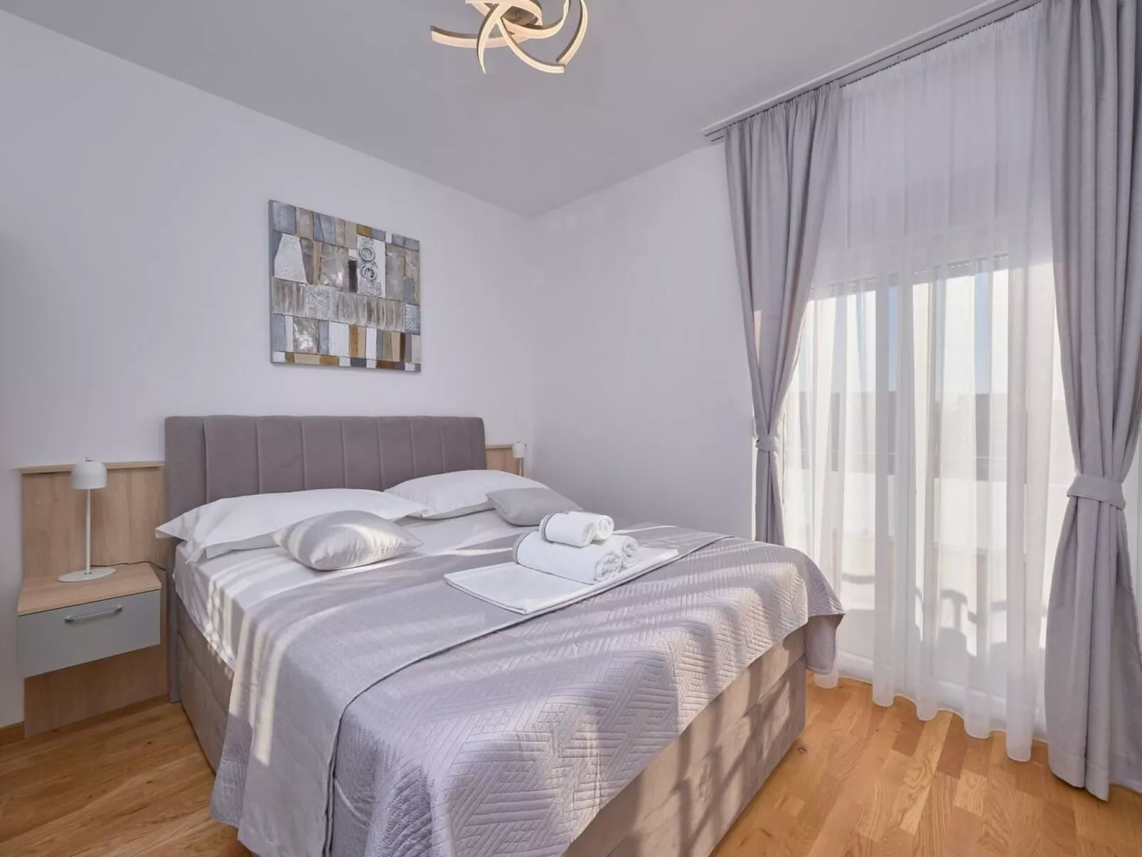 M Ganze Etage in einem geräumigen Haus mit Pool-Binnen