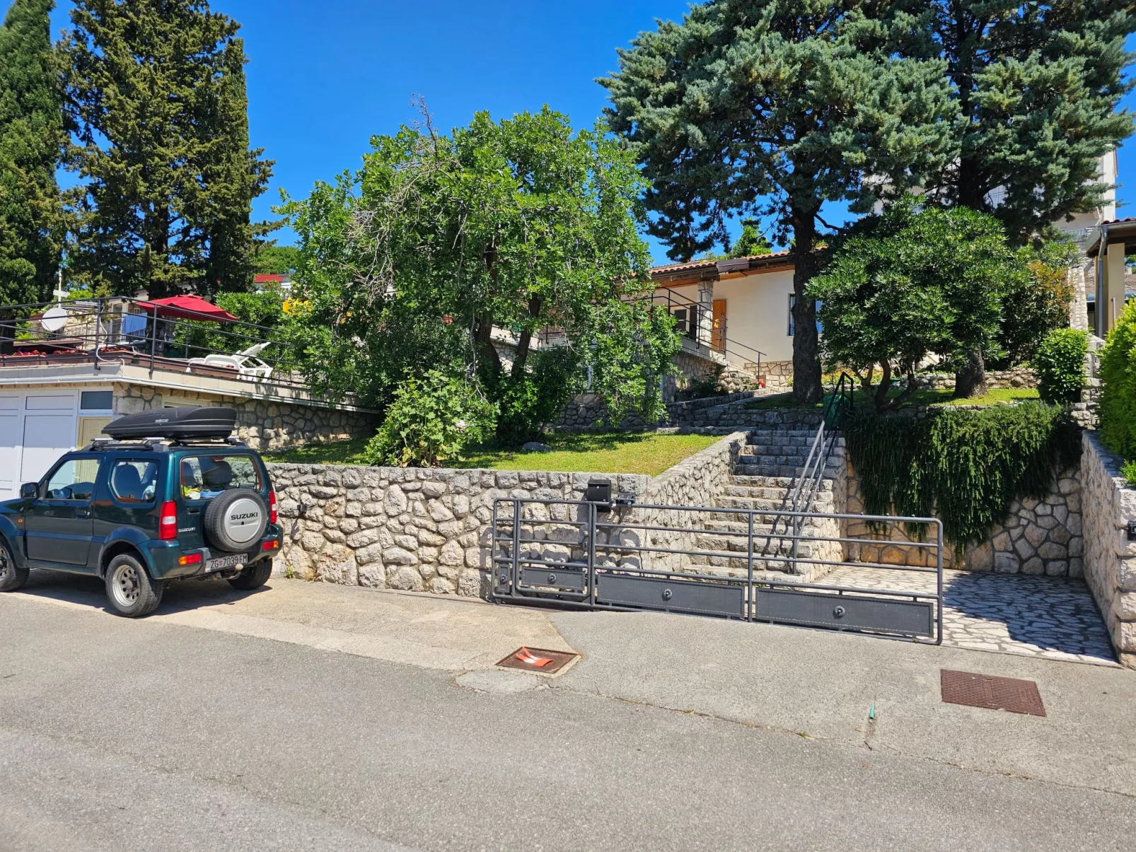 Wohnung mit Terrasse, Grill, Parkplatz-Buiten