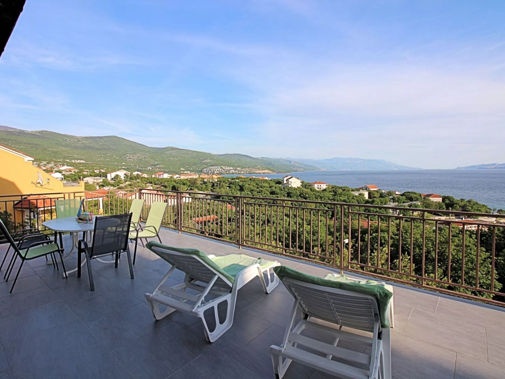 Wunderschönes Ferienhaus in Povile mit Garten, Terrasse und Grill und Meerblick-Buiten