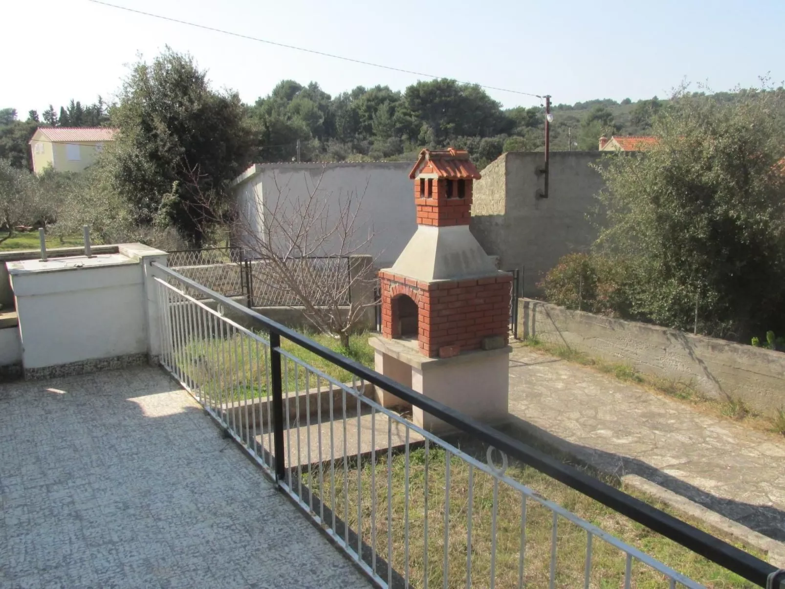 Haus in Ugljan mit Terrasse, Garten und Barbecue-Buiten