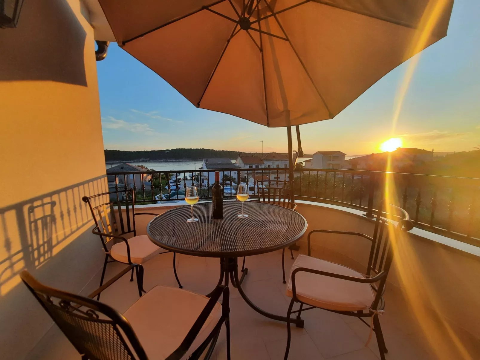 Tolle Wohnung Amphora mit möbliertem Balkon-Buiten