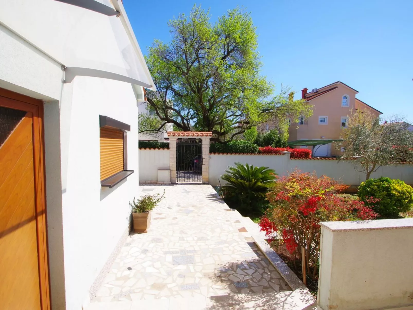 Geräumige Wohnung mit schöner Terrasse und Garten-Buiten