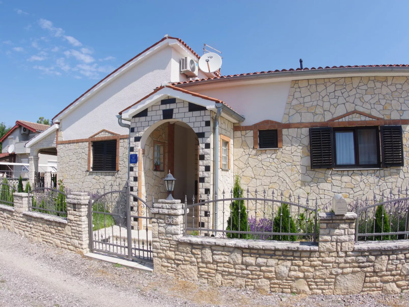 Geräumiges Ferienhaus mit 4 Schlafzimmern und privatem Pool-Buiten