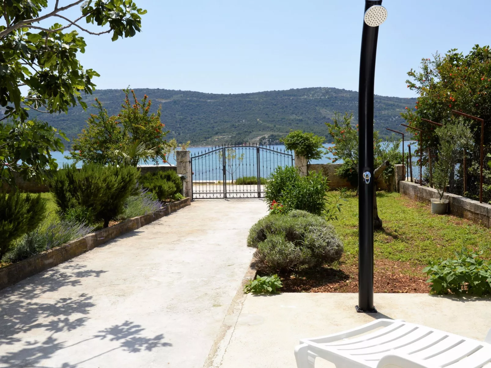 Schöne Wohnung in Poljica mit privatem Parkplatz-Buiten