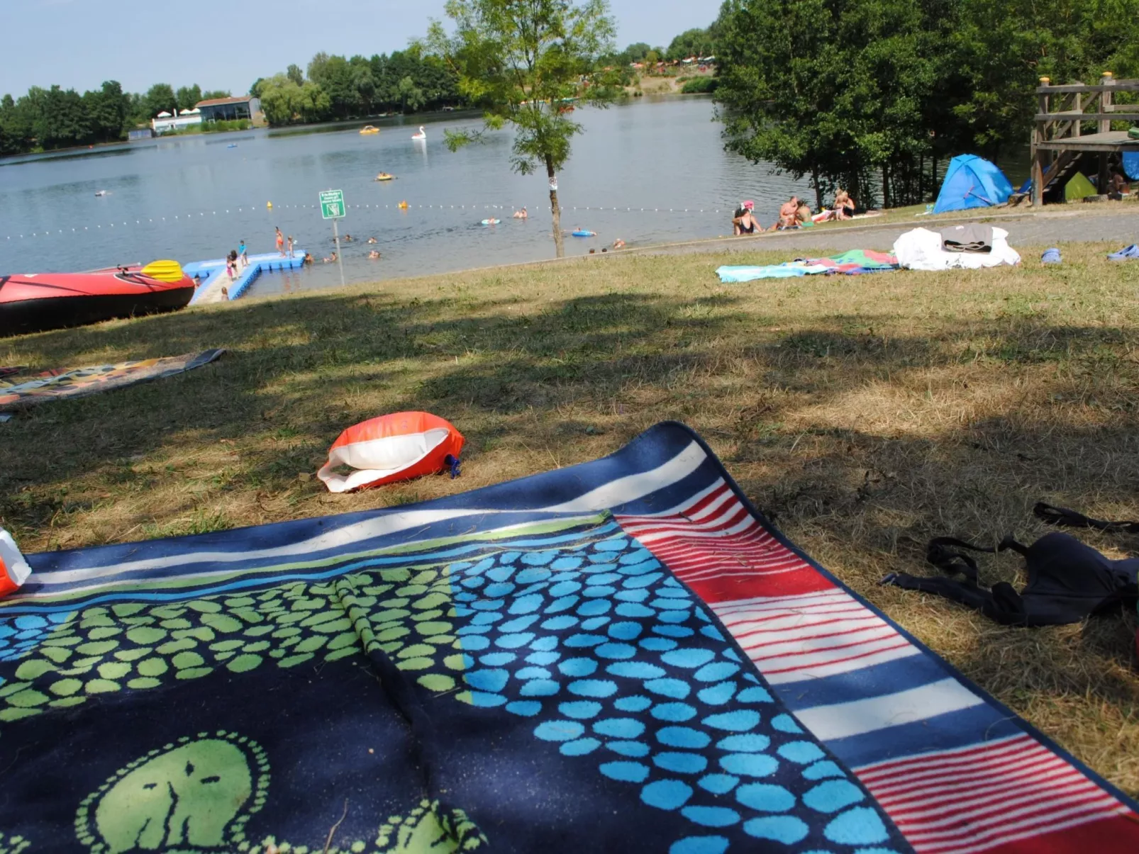 Modernes Ferienhaus unweit eines schönen Badesees-Buiten